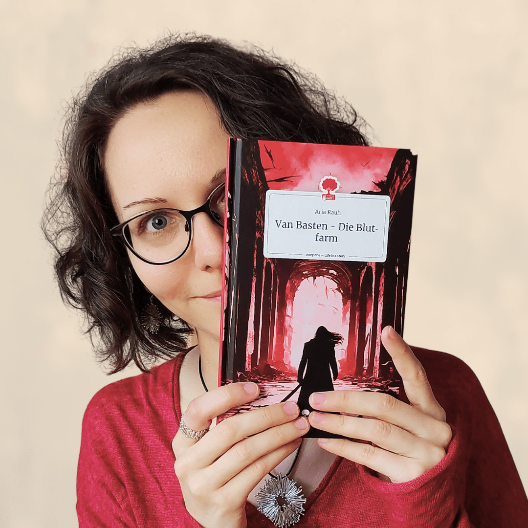 Die Autorin Aria Rauh liest in einem Buch.