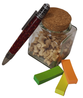 Glas mi Reißzwecken, einem Kuli und Post-its